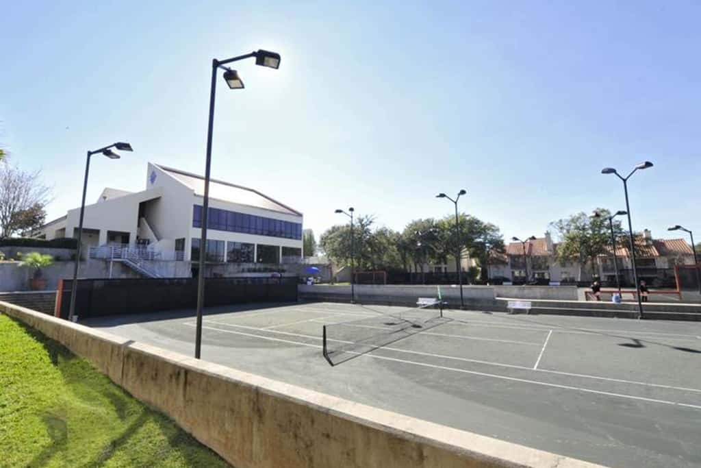 Exclusive 2BR Retreat: Steps to Beach & Tennis