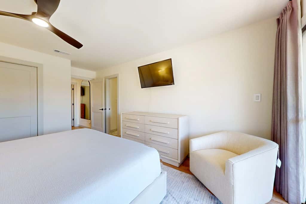Steps to beach, private tennis & pool access