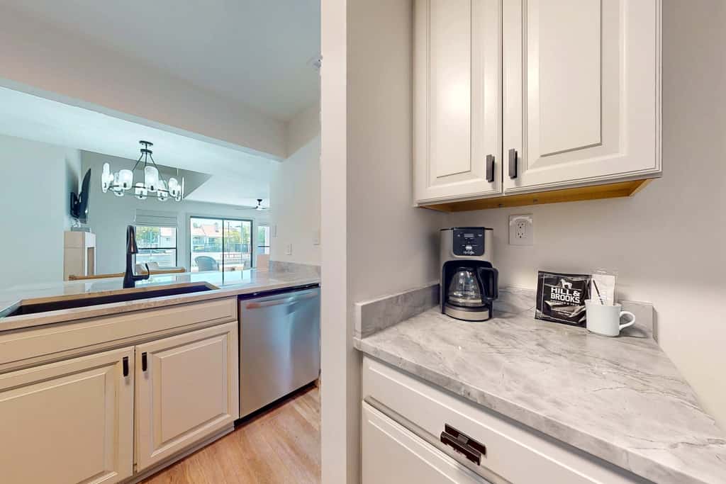 Steps to beach, private tennis & pool access