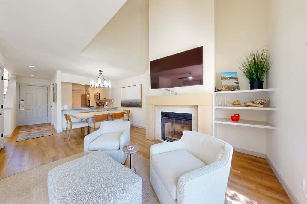 Steps to beach, private tennis & pool access