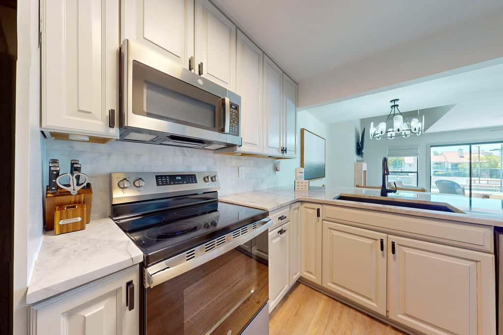 Steps to beach, private tennis & pool access
