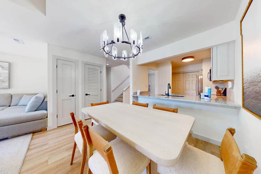 Steps to beach, private tennis & pool access