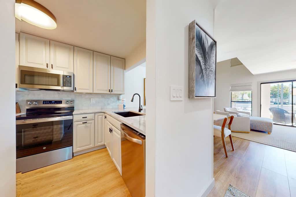 Steps to beach, private tennis & pool access