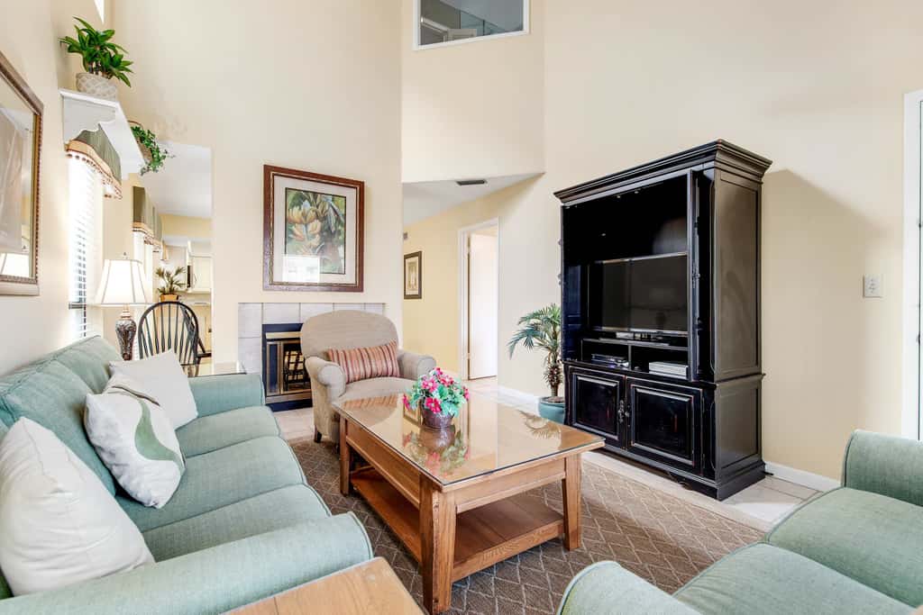 2BR villa: steps to beach & tennis courts