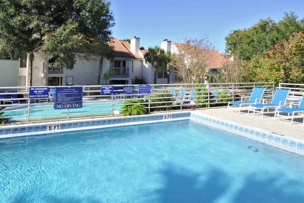2BR villa: steps to beach & tennis courts