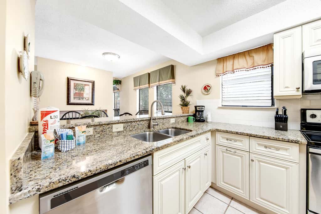 2BR villa: steps to beach & tennis courts