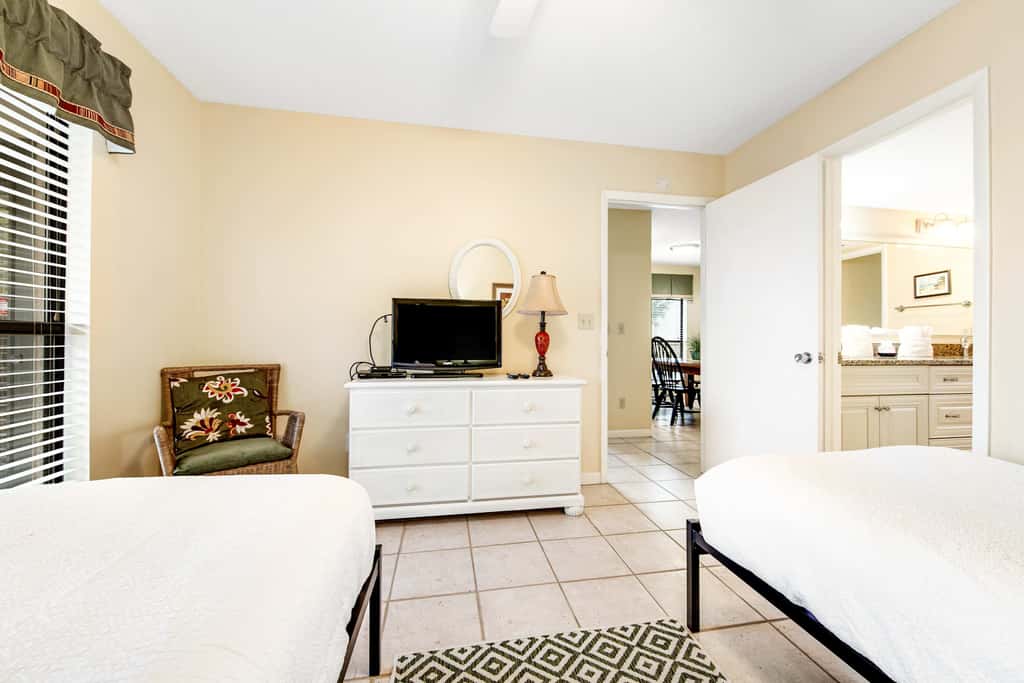 2BR villa: steps to beach & tennis courts