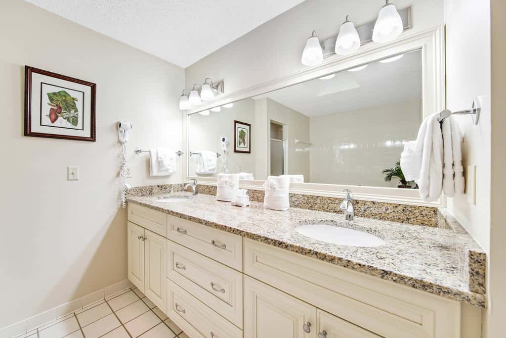 2BR villa: steps to beach & tennis courts
