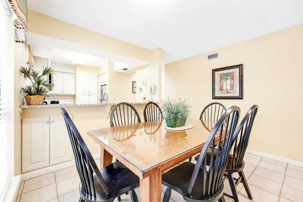 2BR villa: steps to beach & tennis courts