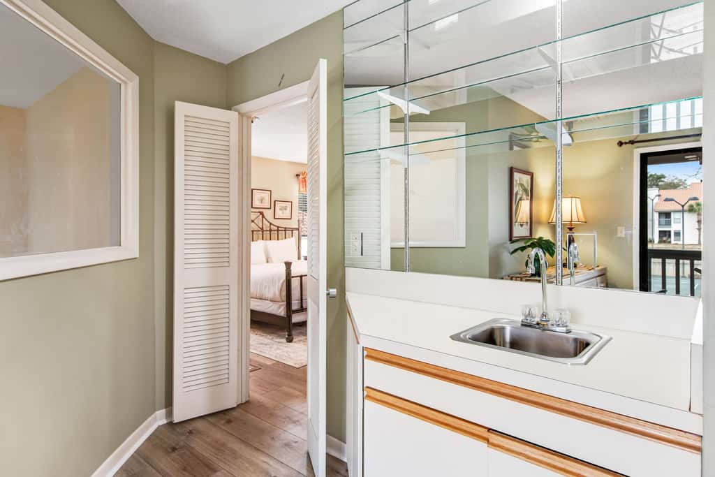 2BR villa: steps to beach & tennis courts