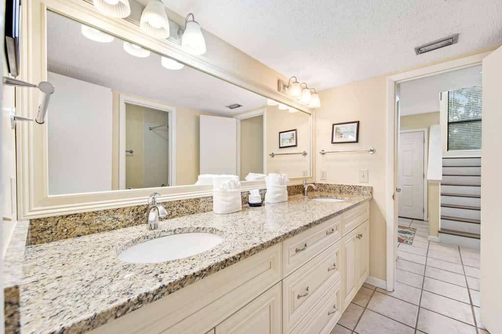 2BR villa: steps to beach & tennis courts