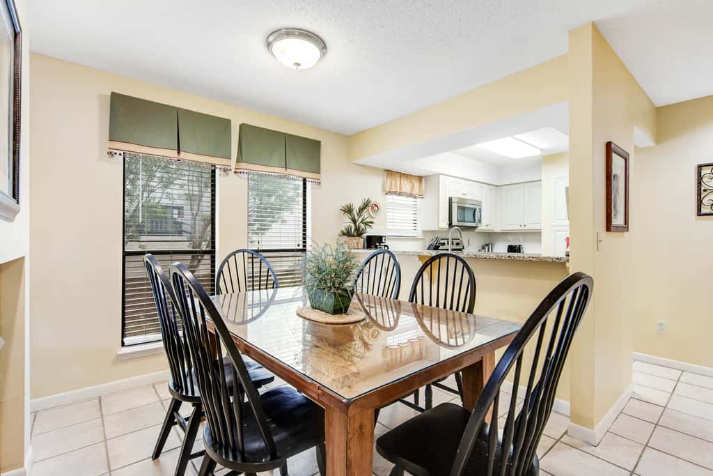 2BR villa: steps to beach & tennis courts