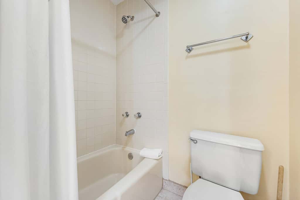 2BR villa: steps to beach & tennis courts