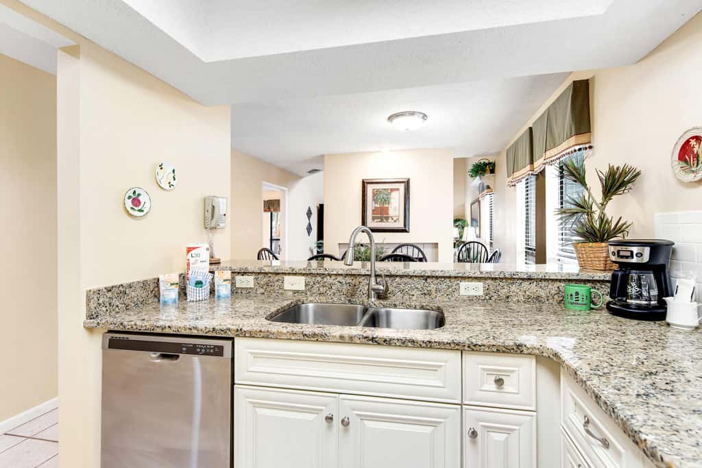2BR villa: steps to beach & tennis courts