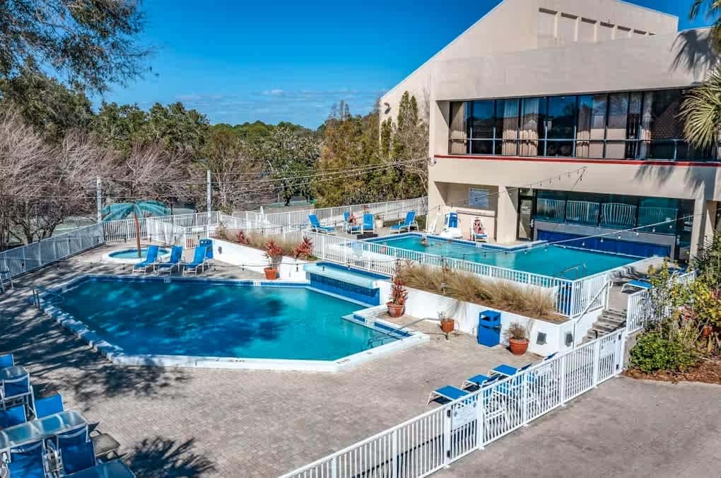 2BR villa: steps to beach & tennis courts
