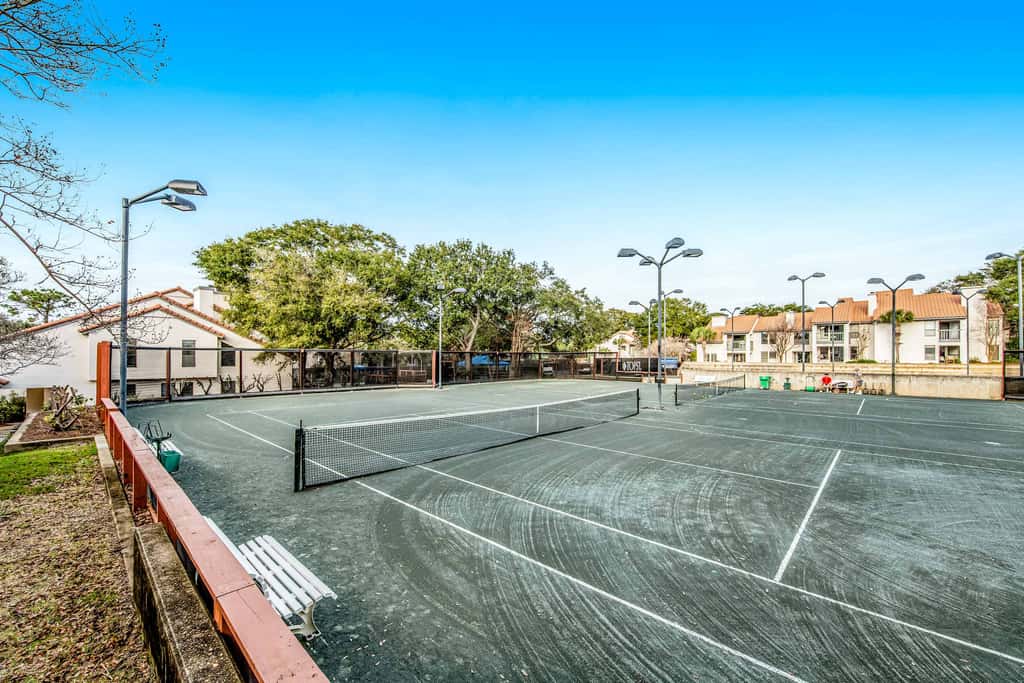 2BR villa: steps to beach & tennis courts