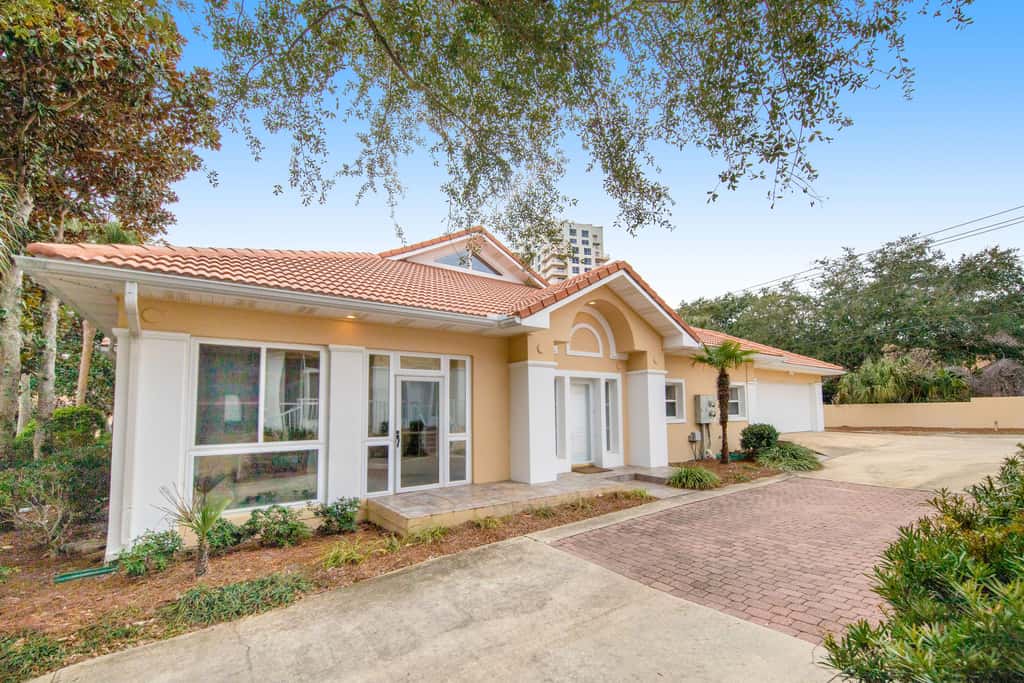 Exclusive 3BR retreat: Hot tub & beach access