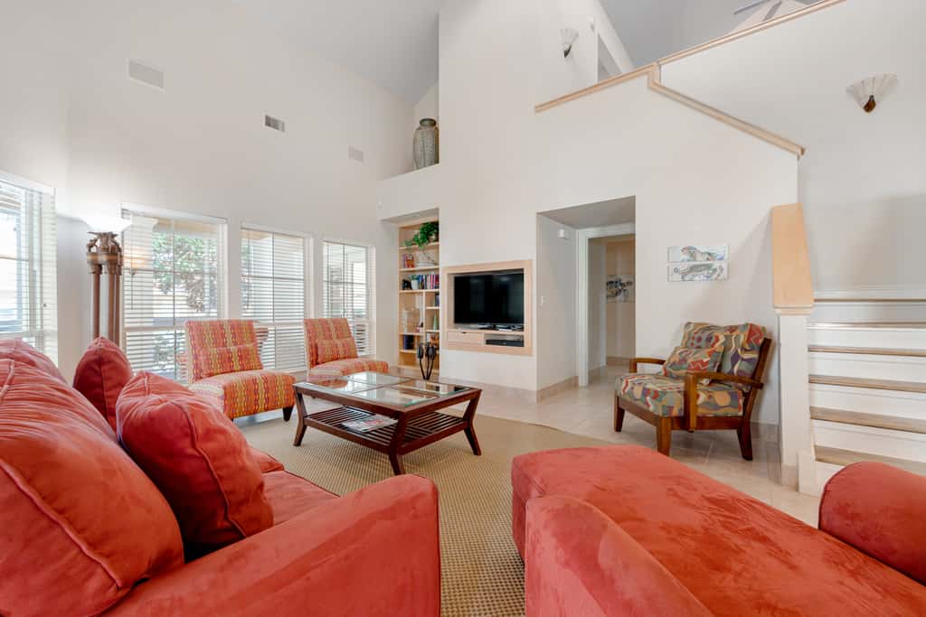 Exclusive 3BR retreat: Hot tub & beach access