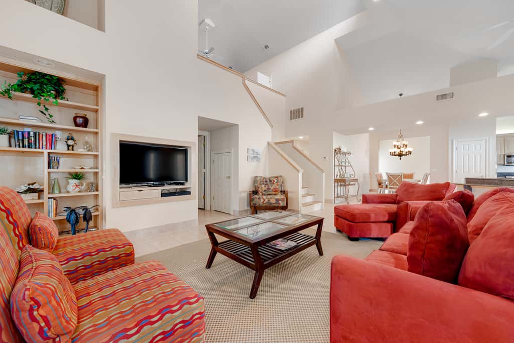 Exclusive 3BR retreat: Hot tub & beach access