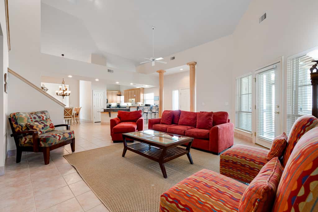 Exclusive 3BR retreat: Hot tub & beach access