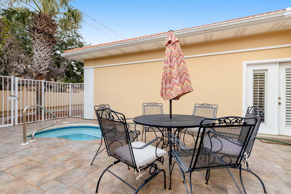 Exclusive 3BR retreat: Hot tub & beach access