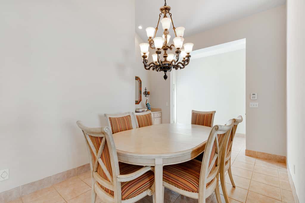 Exclusive 3BR retreat: Hot tub & beach access
