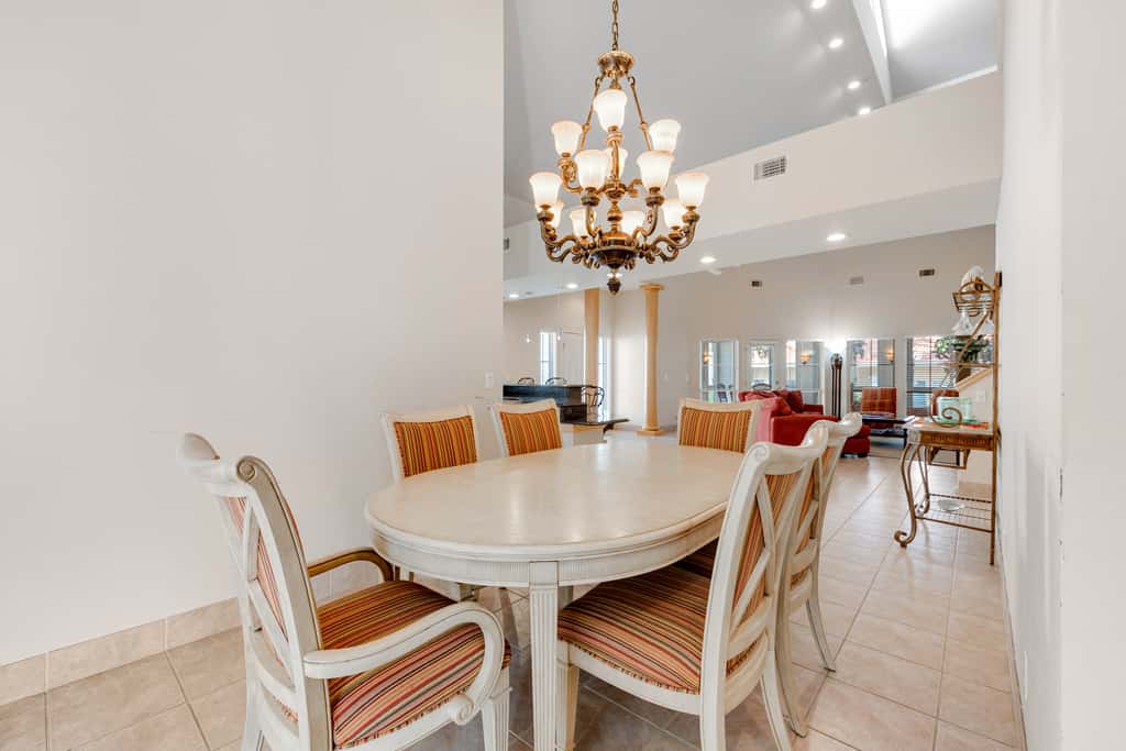 Exclusive 3BR retreat: Hot tub & beach access