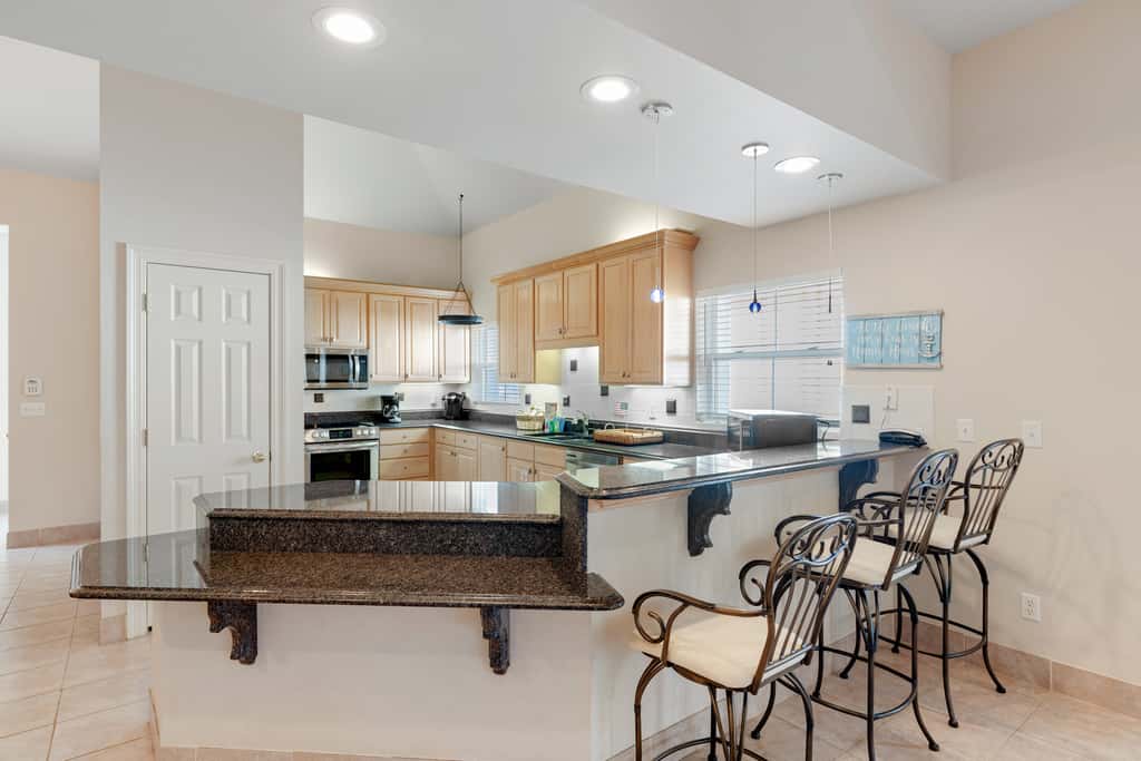 Exclusive 3BR retreat: Hot tub & beach access