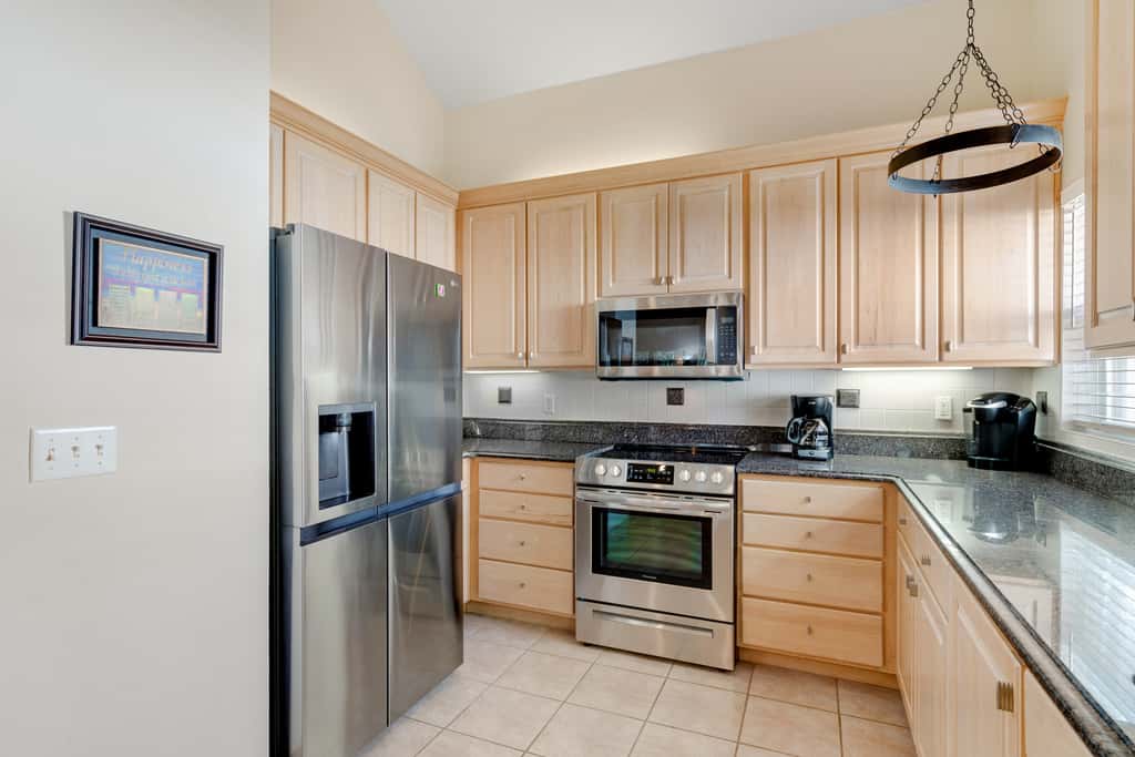 Exclusive 3BR retreat: Hot tub & beach access