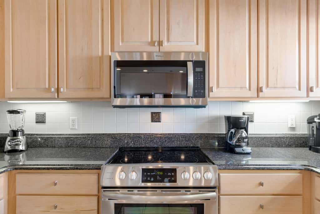 Exclusive 3BR retreat: Hot tub & beach access