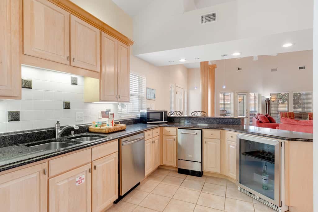Exclusive 3BR retreat: Hot tub & beach access