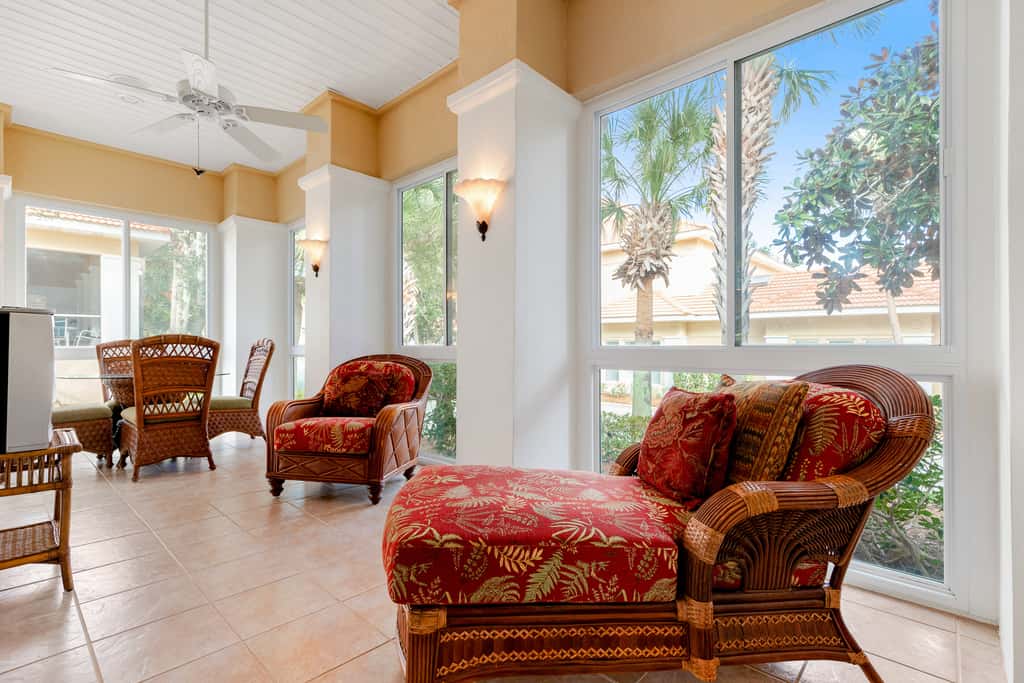Exclusive 3BR retreat: Hot tub & beach access