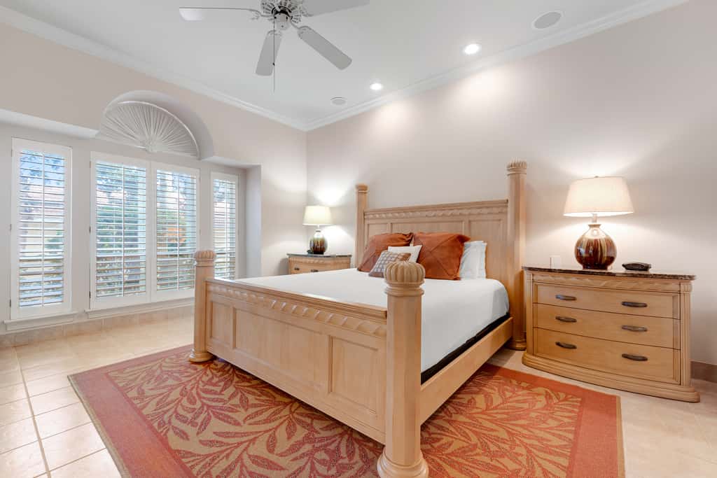 Exclusive 3BR retreat: Hot tub & beach access