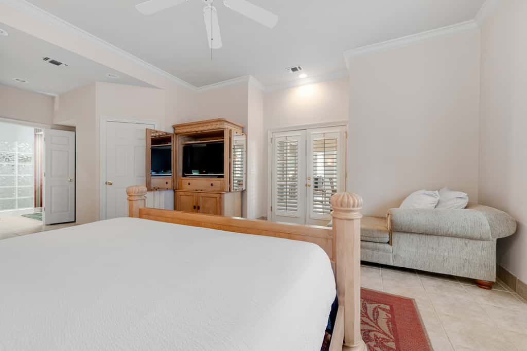 Exclusive 3BR retreat: Hot tub & beach access