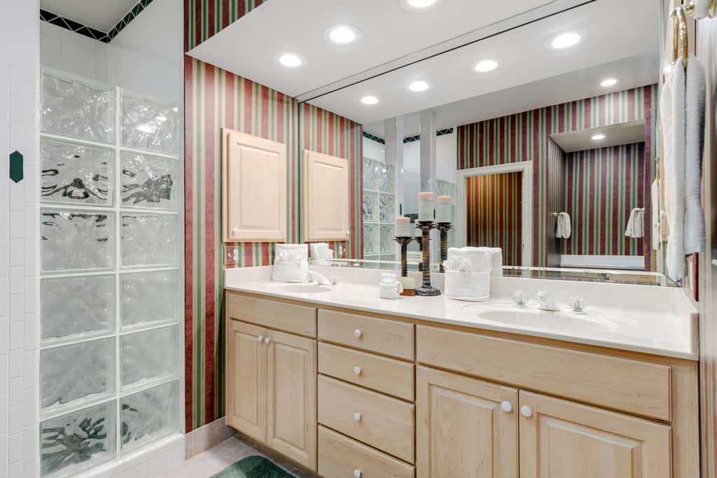 Exclusive 3BR retreat: Hot tub & beach access