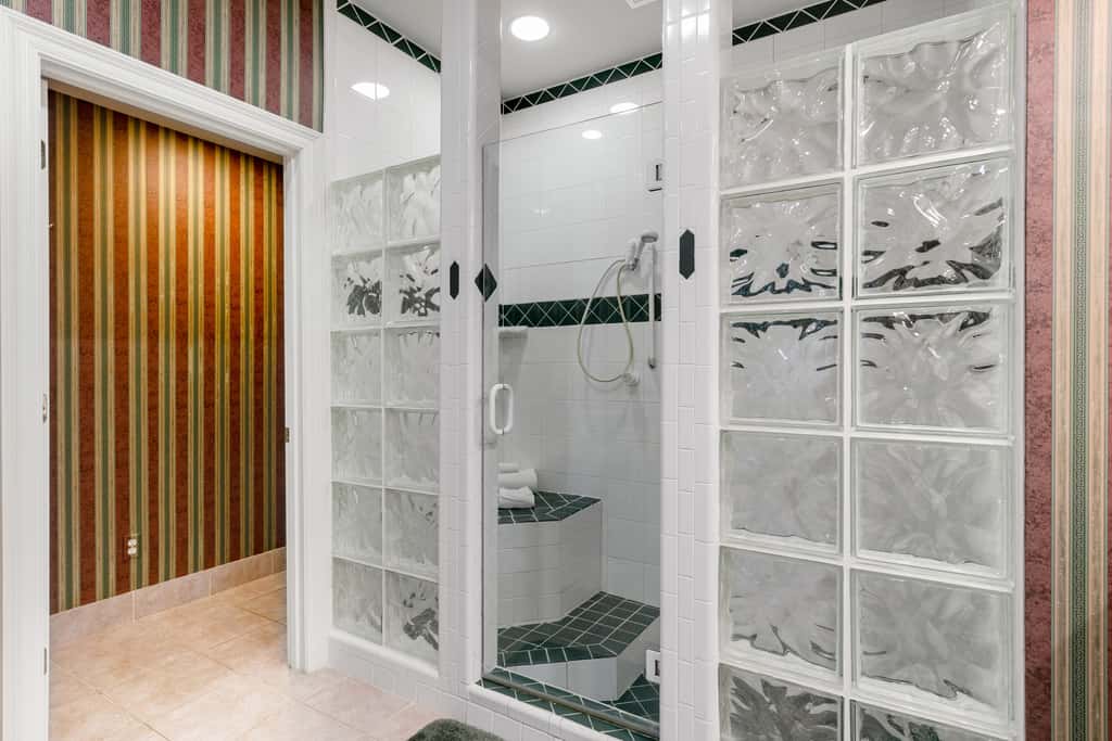 Exclusive 3BR retreat: Hot tub & beach access