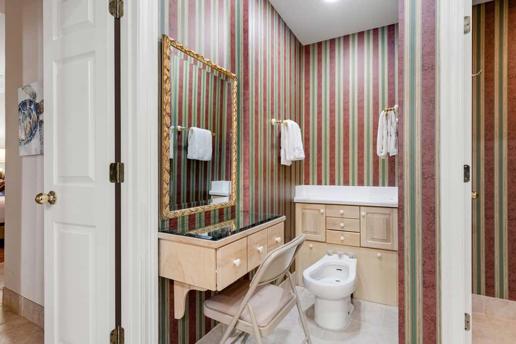 Exclusive 3BR retreat: Hot tub & beach access