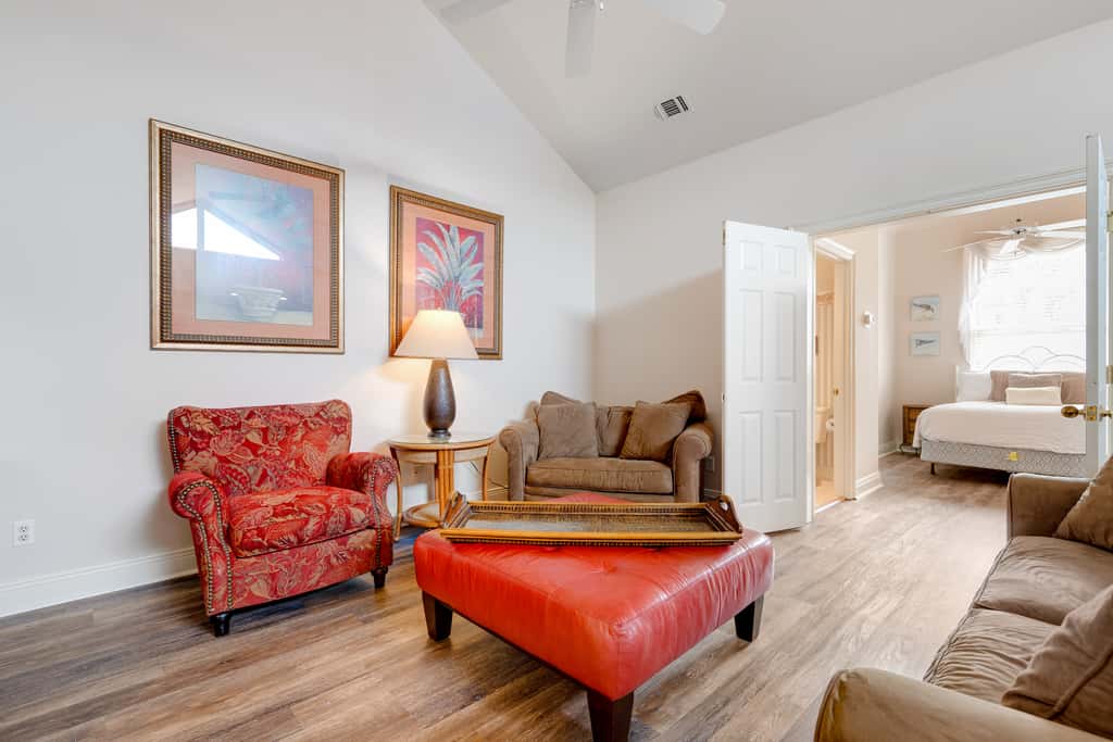 Exclusive 3BR retreat: Hot tub & beach access