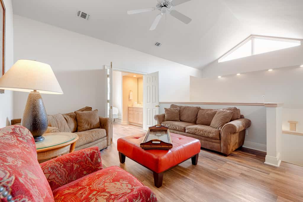 Exclusive 3BR retreat: Hot tub & beach access