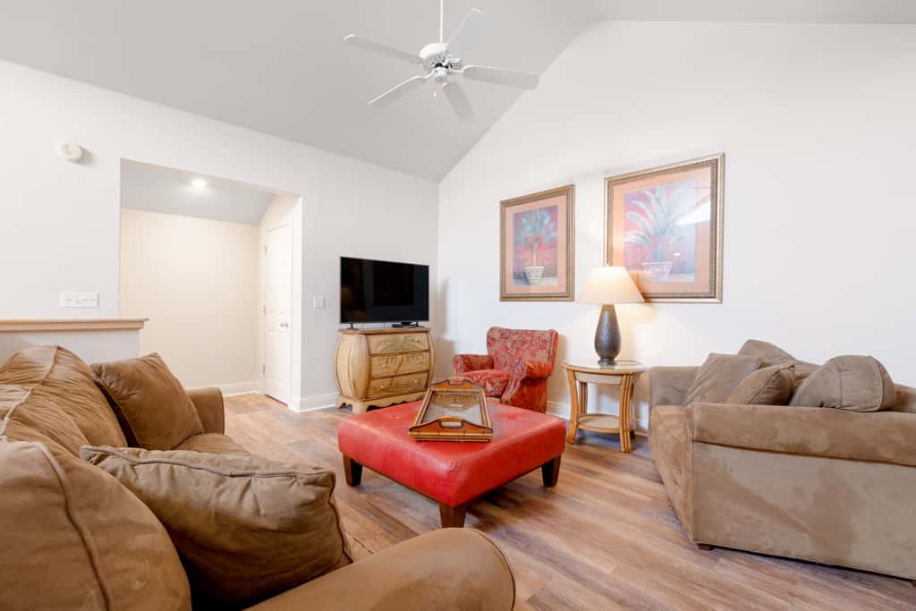 Exclusive 3BR retreat: Hot tub & beach access