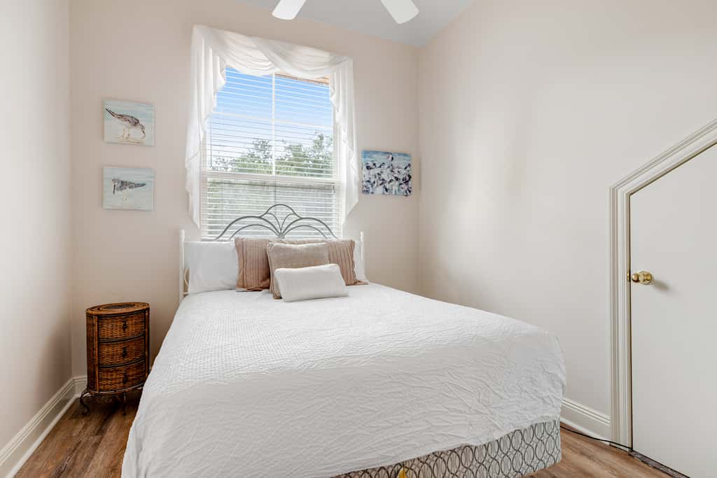 Exclusive 3BR retreat: Hot tub & beach access