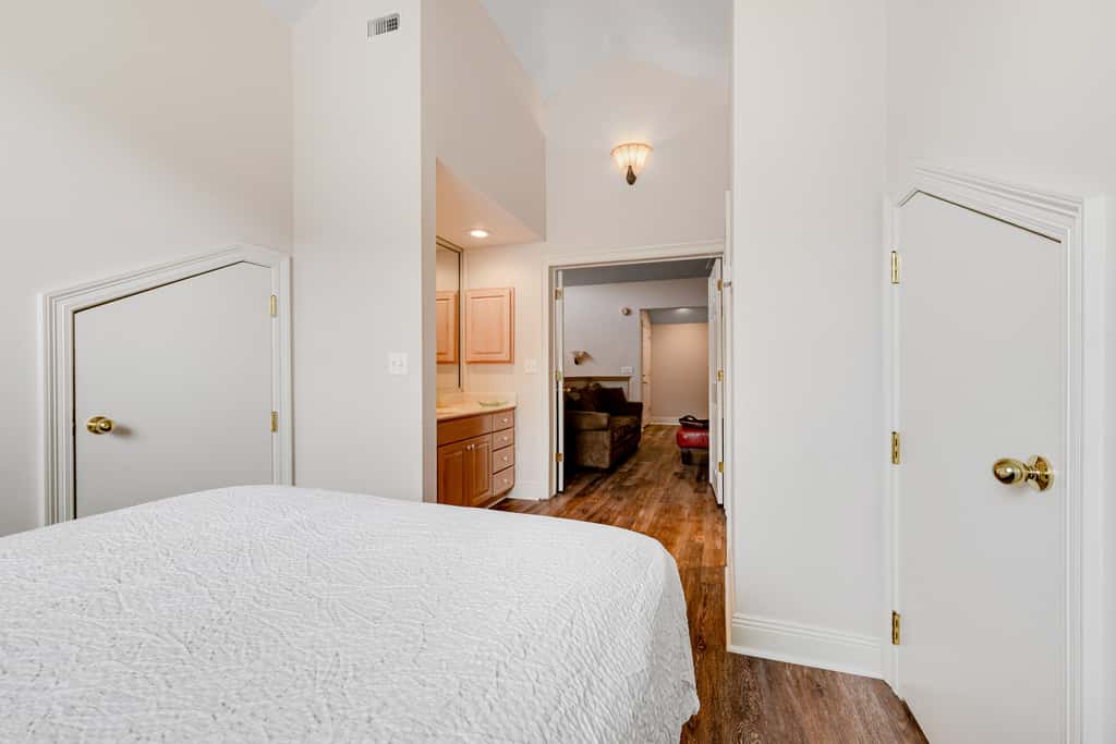 Exclusive 3BR retreat: Hot tub & beach access