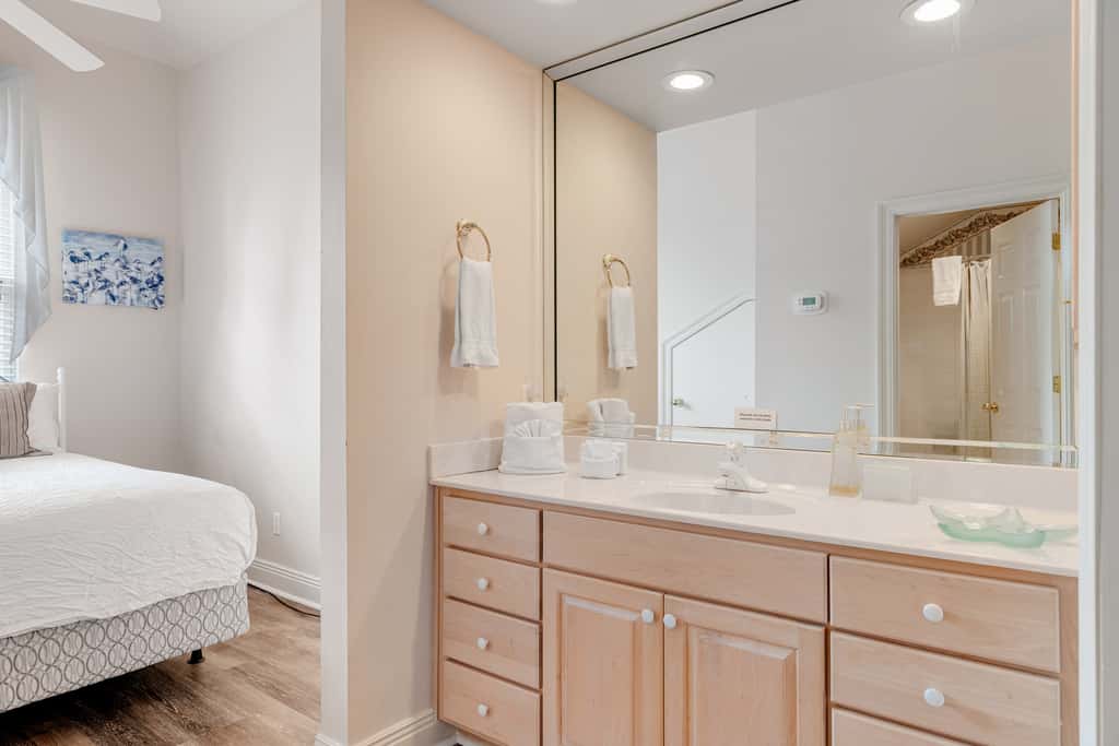 Exclusive 3BR retreat: Hot tub & beach access