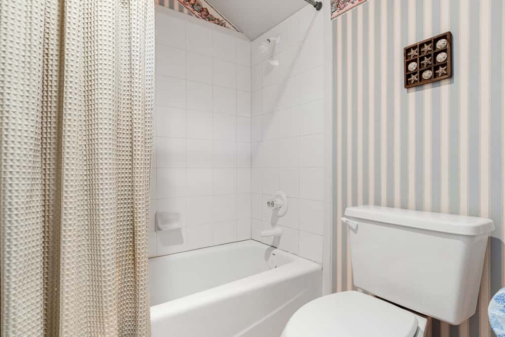 Exclusive 3BR retreat: Hot tub & beach access