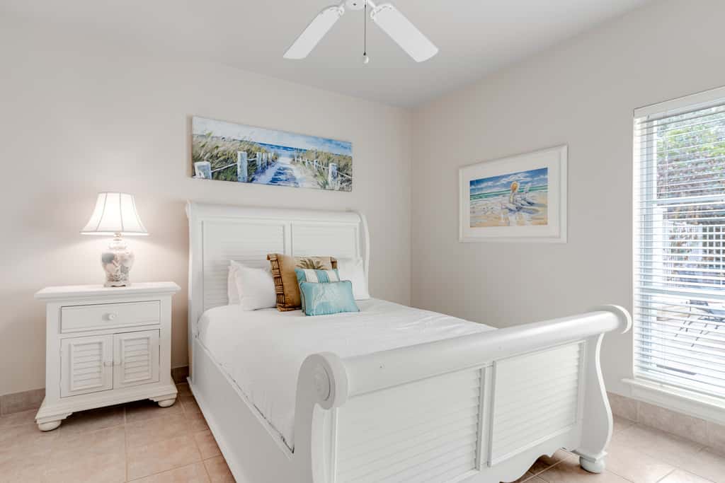 Exclusive 3BR retreat: Hot tub & beach access