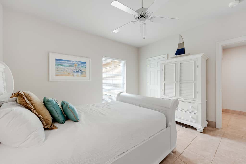 Exclusive 3BR retreat: Hot tub & beach access