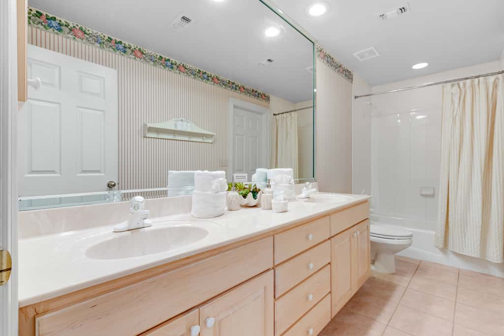 Exclusive 3BR retreat: Hot tub & beach access