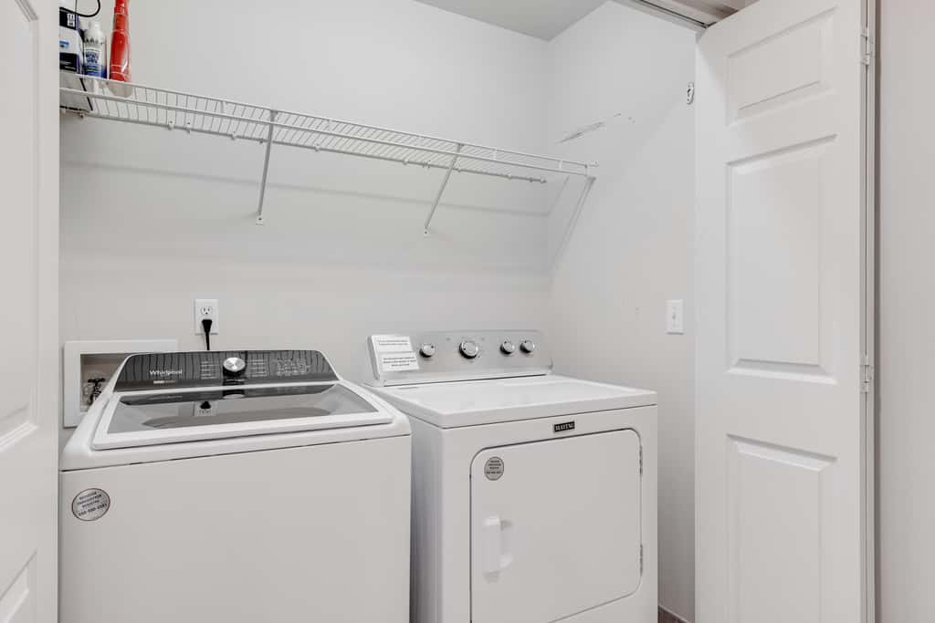Exclusive 3BR retreat: Hot tub & beach access