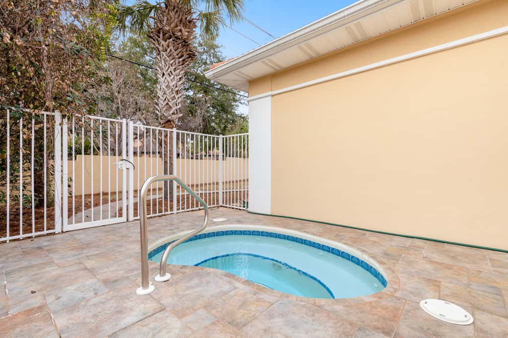Exclusive 3BR retreat: Hot tub & beach access