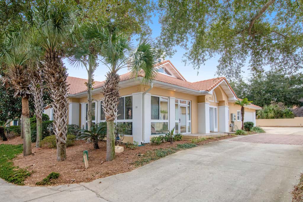 Exclusive 3BR retreat: Hot tub & beach access